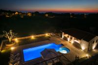 Bazén v ubytovaní Holiday Home Luce alebo v jeho blízkosti