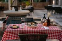 埃拉特Herods Palace Hotels & Spa Eilat a Premium collection by Fattal Hotels的一张铺着红白格子桌布的桌子上摆放着酒杯