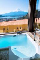Where to Stay for Autumn Leaves at Lake Kawaguchi 2026: Lakeview Hotels, Maple Corridor Stays and Upside-Down Fuji