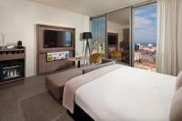 Postel nebo postele na pokoji v ubytování The Level at Melia Barcelona Sky