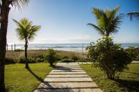 a pathway leading to the beach with palm trees at Spazio Marine Hotel - Guaratuba in Guaratuba