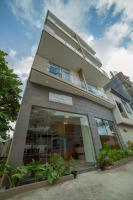 un edificio alto con una tienda con plantas en Kuredhi Beach Inn, en Maafushi