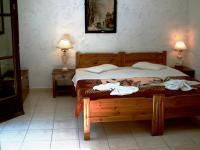 A bed or beds in a room at Summer Lodge