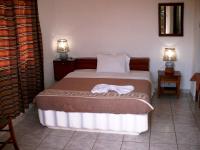 A bed or beds in a room at Summer Lodge
