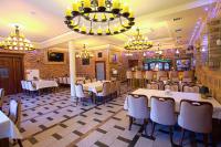 Reštaurácia alebo iné gastronomické zariadenie v ubytovaní Hotel Róża