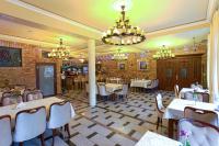 Reštaurácia alebo iné gastronomické zariadenie v ubytovaní Hotel Róża