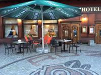 Reštaurácia alebo iné gastronomické zariadenie v ubytovaní Hotel Róża