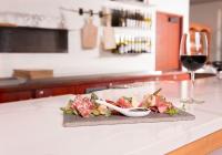 un plato de comida y una copa de vino en un mostrador en Coast Canmore Hotel & Conference Centre, en Canmore