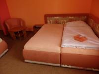 Postel nebo postele na pokoji v ubytování Hotel Zlatý Kříž