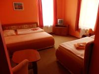 Postel nebo postele na pokoji v ubytování Hotel Zlatý Kříž