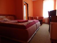 Postel nebo postele na pokoji v ubytování Hotel Zlatý Kříž