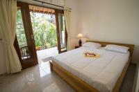 Un dormitorio con una cama grande con una ventana grande. en Pangkung Sari, en Ubud
