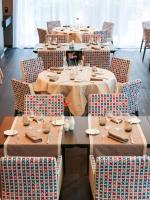 una sala da pranzo con tavoli e sedie con di Le Royal Hotels & Resorts Luxembourg a Lussemburgo