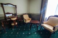 a room with a mirror and a chair and a desk at Park Hotel Borvikha in Pilichki