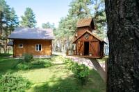 a small wooden house sitting next to a tree at Park Hotel Borvikha in Pilichki