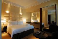A bed or beds in a room at Cosmopolitan Hotel