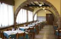 Reštaurácia alebo iné gastronomické zariadenie v ubytovaní Hotel La Venta de Goyo