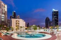 una piscina en medio de una ciudad por la noche en Hospedium Princess Hotel Panamá, en Panamá