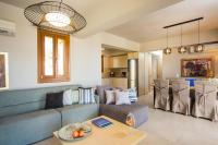 Posedenie v ubytovaní Kallisti Villas, Family Paradise, By ThinkVilla