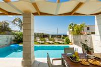 Bazén v ubytovaní Kallisti Villas, Family Paradise, By ThinkVilla alebo v jeho blízkosti