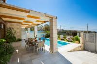 Bazén v ubytovaní Kallisti Villas, Family Paradise, By ThinkVilla alebo v jeho blízkosti