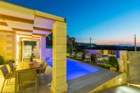 Bazén v ubytovaní Kallisti Villas, Family Paradise, By ThinkVilla alebo v jeho blízkosti