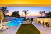 Bazén v ubytovaní Kallisti Villas, Family Paradise, By ThinkVilla alebo v jeho blízkosti