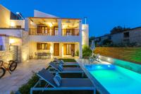 Bazén v ubytovaní Kallisti Villas, Family Paradise, By ThinkVilla alebo v jeho blízkosti