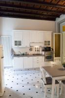 A kitchen or kitchenette at The Como Secret Garden