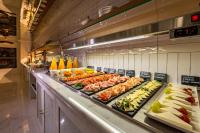 Una línea de buffet con muchos tipos diferentes de comida. en H10 Puerta de Alcalá 4 Sup, en Madrid