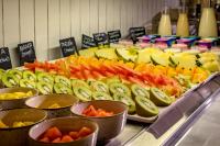 un buffet lleno de diferentes tipos de frutas y hortalizas en H10 Puerta de Alcalá 4 Sup, en Madrid