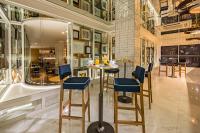 un restaurante con sillas y una mesa en una habitación en H10 Puerta de Alcalá 4 Sup, en Madrid