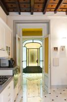 A kitchen or kitchenette at The Como Secret Garden