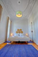 Un dormitorio con una cama grande y una alfombra azul en Chalet D´Ávila Guest House, en Lisboa