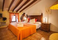 Łóżko lub łóżka w pokoju w obiekcie Petit Hotel Alaro