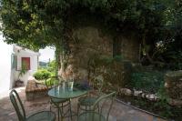A garden outside White Jasmine Cottage