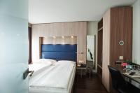 Hotel Alexander Zurich Old Townにあるベッド