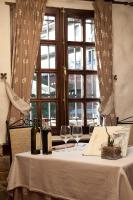 una mesa con dos copas y botellas de vino. en Hotel Doña Teresa, en La Alberca