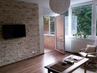 Televízia a/alebo spoločenská miestnosť v ubytovaní Celik Family Apartment
