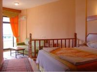 Postel nebo postele na pokoji v ubytování Amos Hotel