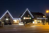 un edificio con luces de Navidad encendidas por la noche en Hotel Kaiserquelle, en Salzgitter