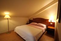 ein Schlafzimmer mit einem Bett mit zwei Kissen und einer Lampe in der Unterkunft Villa Koruna - Mali Ston in Ston