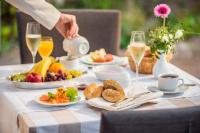 Hotel Wellness Goldenes Fass Meißen في ميسين: طاولة مليئة بأطباق الطعام وكؤوس من النبيذ