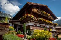 Un edificio con flores en el costado. en Das kleine, feine SONNWEND, en Alpbach