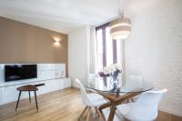 A television and/or entertainment centre at Valencia Luxury - Boutique Redonda