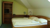 Łóżko lub łóżka w pokoju w obiekcie Hotel Krakonoš