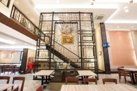 ノンタブリーにあるVilla Baron SHA PLUSのテーブルと椅子のあるレストランの階段