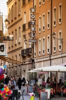 un edificio con un letrero para un restaurante en una calle en Hotel Italia, en Cagliari