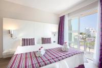 Postel nebo postele na pokoji v ubytování Mar Hotels Playa de Muro Suites