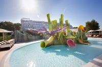 Bazén v ubytování Mar Hotels Playa de Muro Suites nebo v jeho okolí